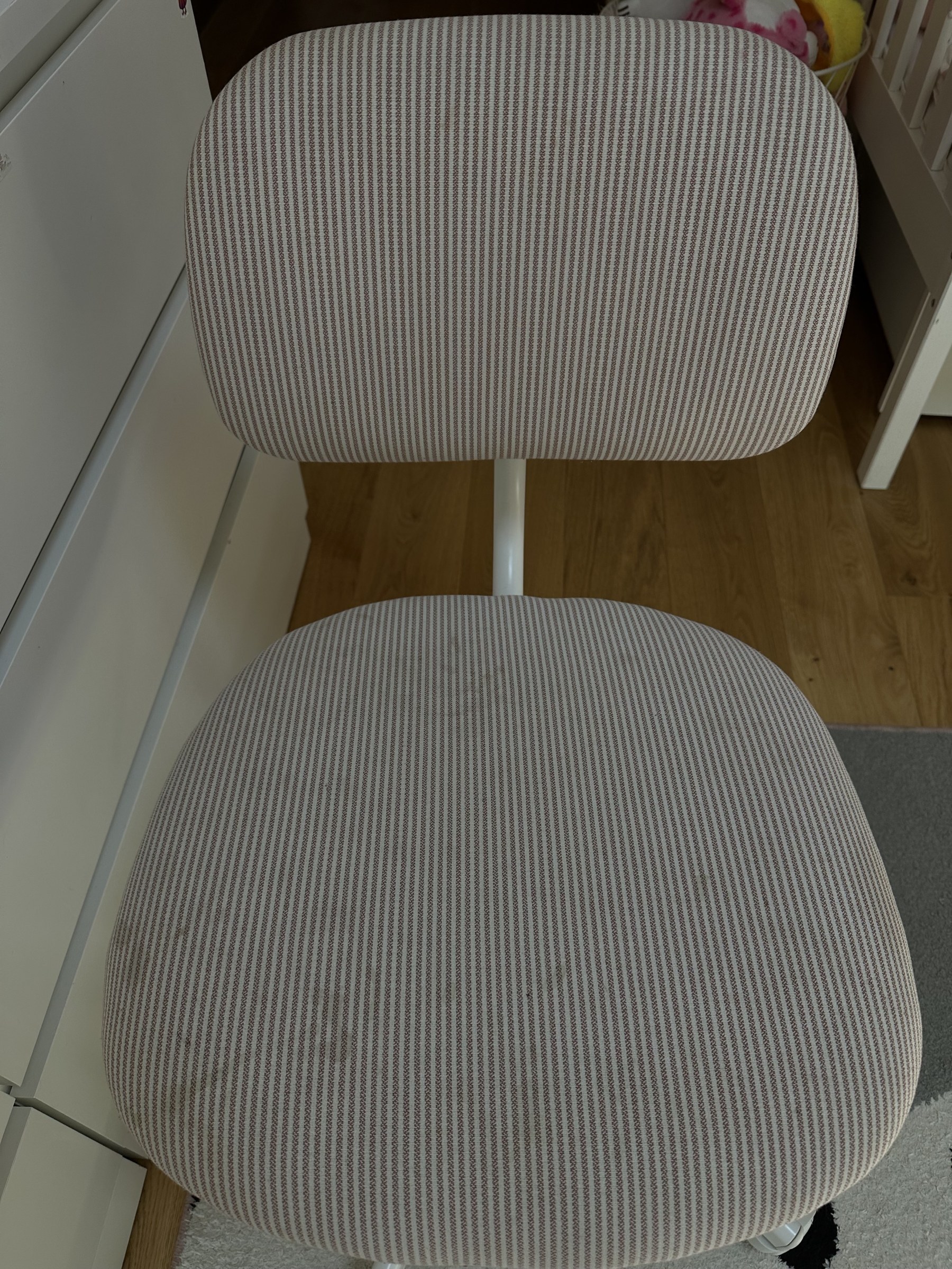 Laste toa sama triibuline tool pärast Kärcher SE 3 Compact tekstiilipesuriga puhastamist.